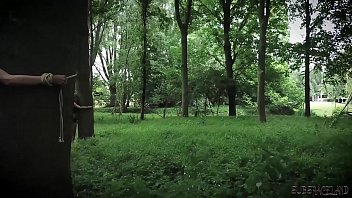 Drei Teensklavinen werden halb öffentlich im Wald an Bäume gebunden ausgepeitscht