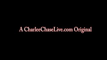 Busen-MILF Charlee Chase bekommt eine umfassende Sexmassage