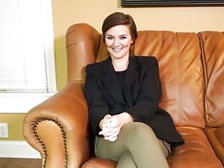 Amateurteen Kylie präsentiert ihre dicken Jungtitten und ihre Bumslöcher beim Videocasting