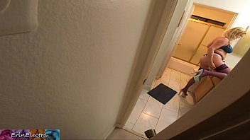 Mopplige Blonde MILF bietet ihren Arsch spontan zum Abbumsen an beim Badezimmerbesuch