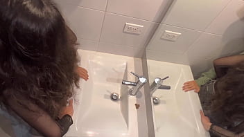 Heimlicher Lesbensex im Badezimmer während einer Familienfeier – Spionkamera-Aufnahme