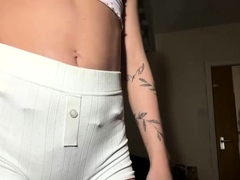 Junge blonde Teenfotze zeigt sich sexy in Hotpants