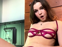 Blondes Emo Teengirl masturbiert live mit ihren langen Fotzenlappen